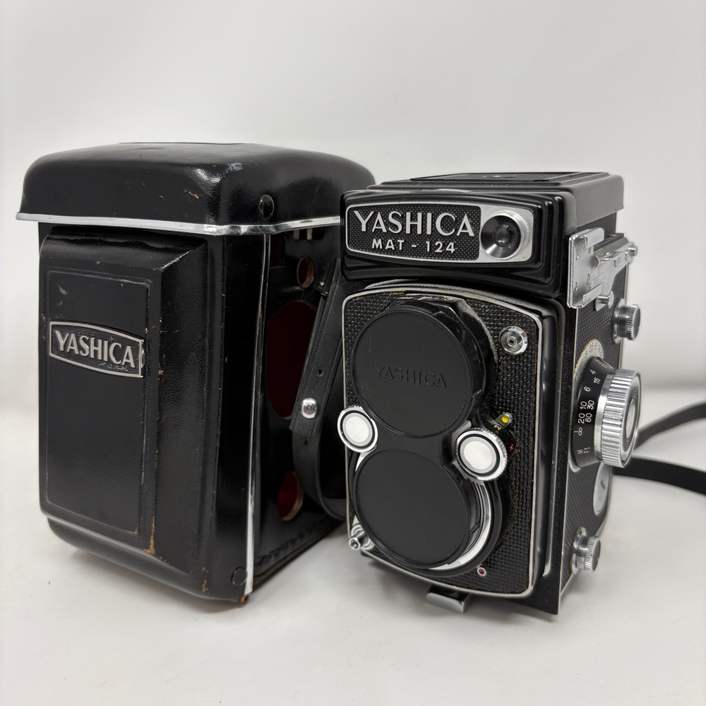 Yashica MAT-124 Classic Black Camera